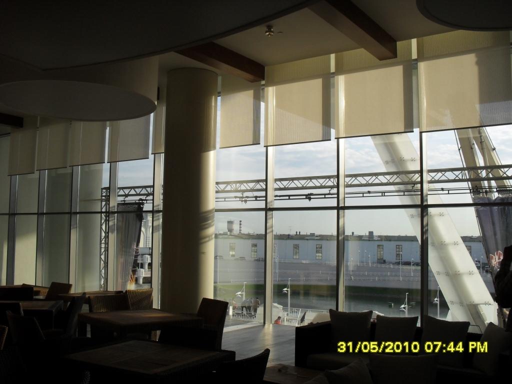 Фото Рулонные шторы на панорамные высокие окна (Арт 9338)